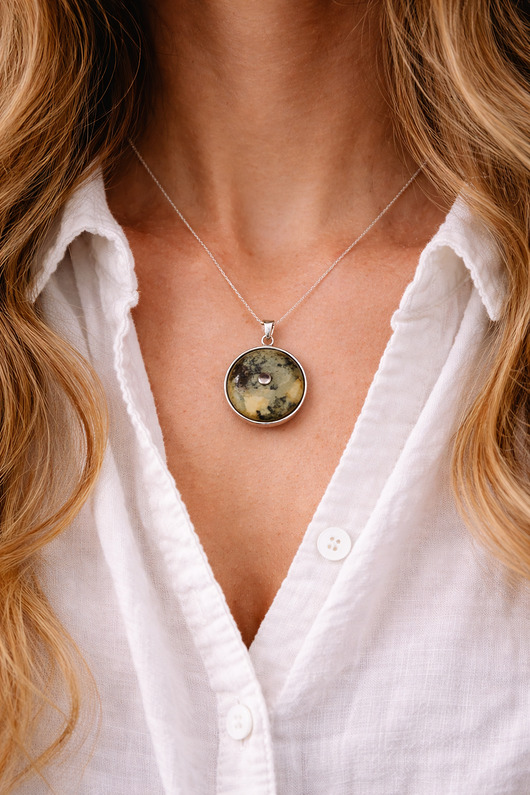 wisiory Matowy naszyjnik z bursztynem czarno-białym - Zawieszka bursztynowa - Bursztyn