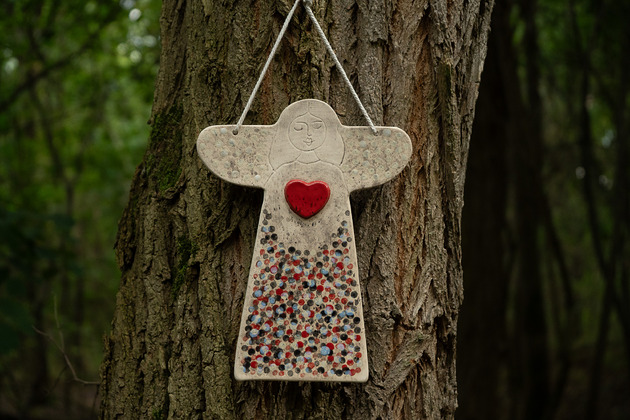 Ozdoby na ścianę Ceramiczny anioł z czerwonym sercem 