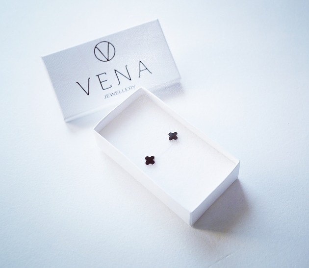 Srebrne kolczyki koniczyny z czarną emalią VENA Jewellery