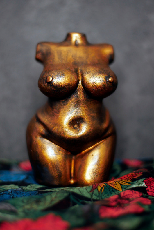 figurki i rzeźby Duża kobieta w metalicznym złocie ognistym, 14 cm, rzeźba z gipsu