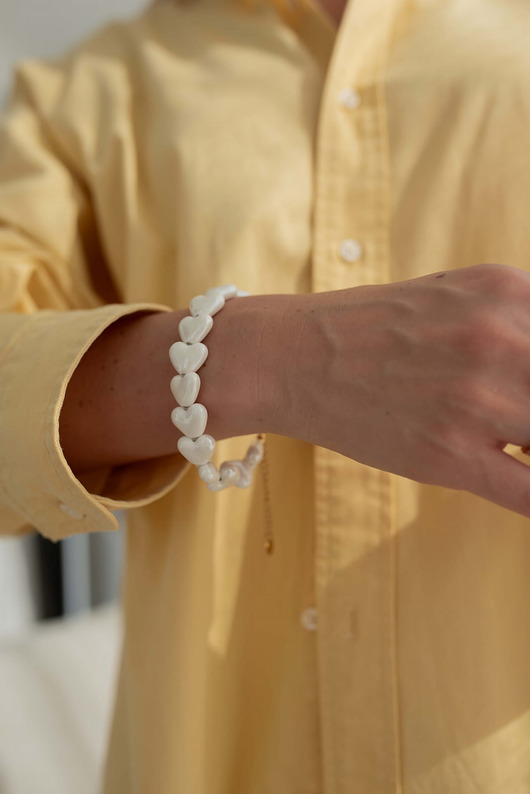 bransoletki złote Bransoletka z białych serduszek ze złotym zapięciem