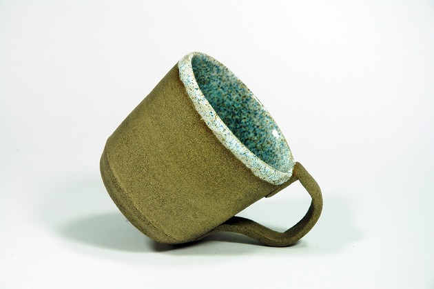 Kubek "Confetti dots" toczony na kole garncarskim Ceramiczności