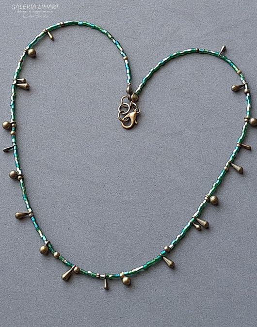 chokery BOHO delikatny naszyjnik z drobnych szmaragdowych koralików z przywieszkami