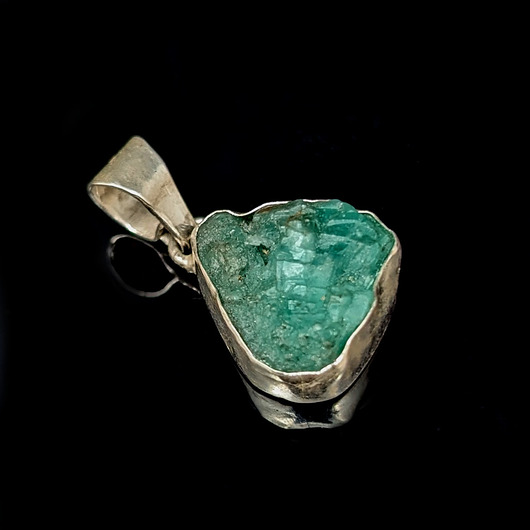 wisiory Szmaragd o surowej tafli