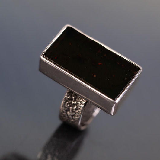 pierścionki srebrne Pierścionek srebrny z prostokątnym ciemnym bursztynem