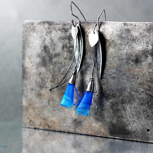 kolczyki wire wrapping Srebrne delikatne kolczyki Niebieskie listki