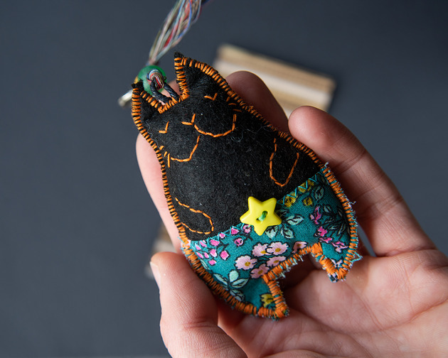 akcesoria różne Kotek z filcu czarny w zielonych spodenkach