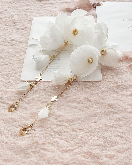 FEATHERLY white & gold PiLLow Design