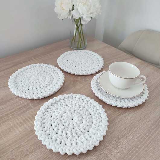 podkładki do kuchni Komplet podkładek szydełkowych pod kubki 4szt-20cm