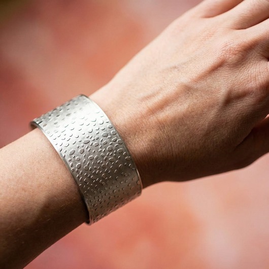 bransoletki srebrne Wytrawiana brasoleta z autorską grafiką