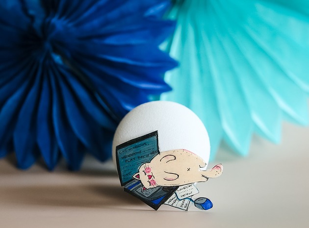 broszki Broszka kot leżący na laptopie