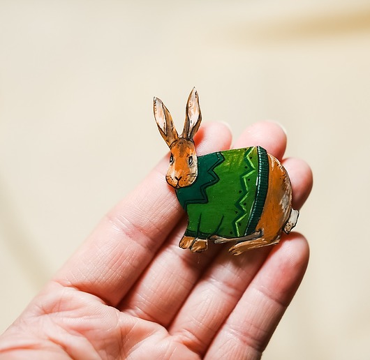 broszki Broszka  zając Władek w wełnianym swetrze