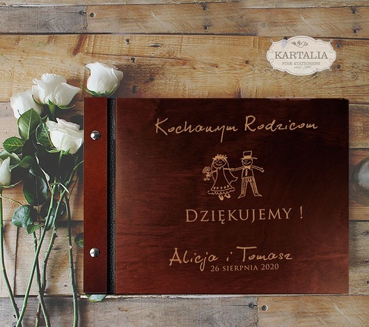 Pamiątkowy drewniany album na zdjęcia laserowanki