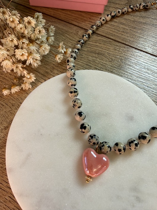 wisiory Naszyjnik z jaspisu dalmatyńskiego z różowym sercem z ceramiki