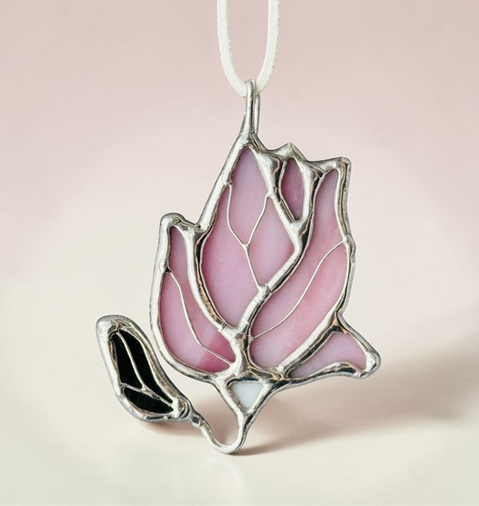 wisiory Naszyjnik z Wisiorkiem delikatny Kwiat Magnolia Witraż Tiffany