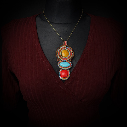 wisiory Wisior soutache z kamieniami.