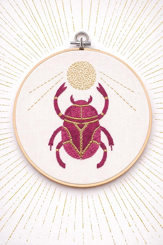 Ozdoby na ścianę Skarabeusz w tamborku, talizman odrodzenia i twórczości.