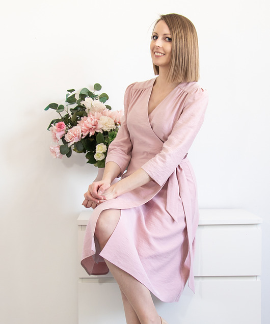 sukienki midi damskie Sukienka kopertowa MELODY z rękawem z bufką różowa