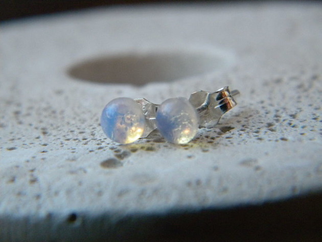 kolczyki wire wrapping 4mm  opalizujące kropki  - sztyfty