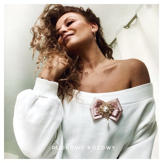 broszki Brosza z ażurową ozdobą z perłą NEW