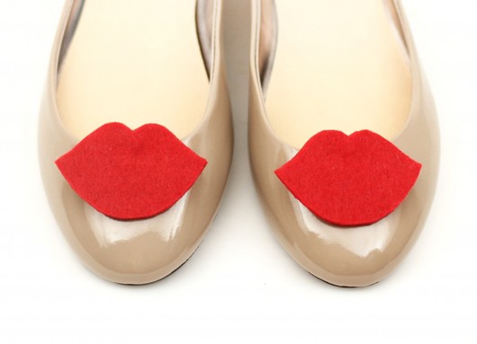 Kiss Me - Red - klipsy do butów HowDoILook