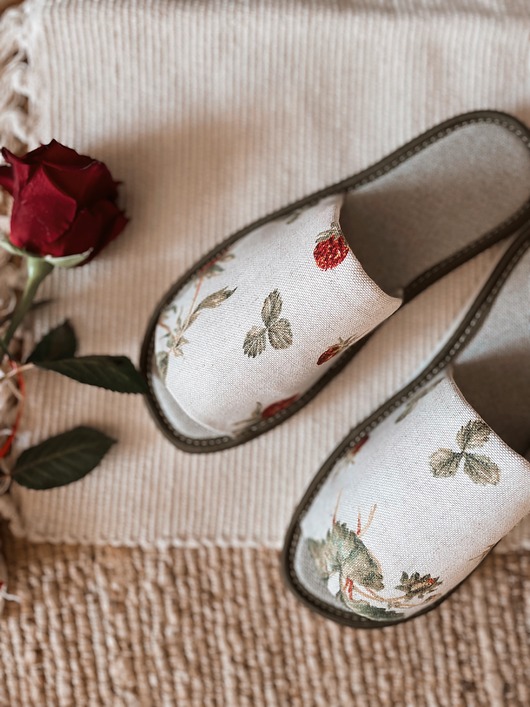 kapcie damskie Kapcie Poziomki dzień kobiet