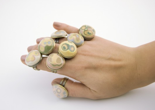 Pierścionek z oryginalnym ceramicznym oczkiem. imkadesign
