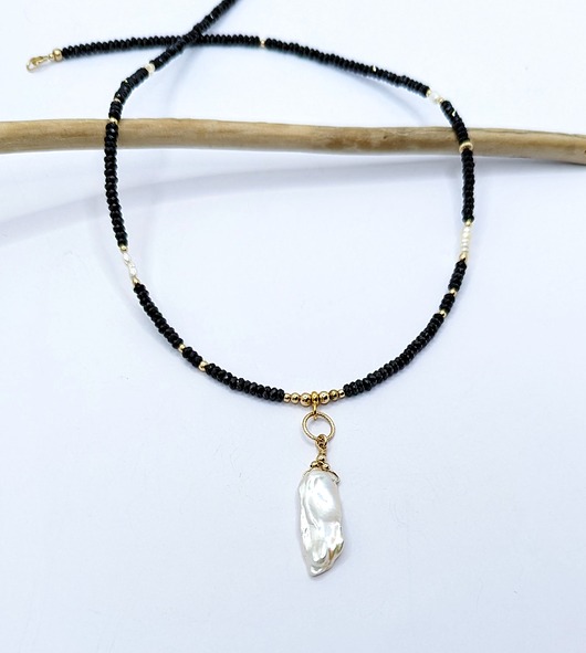 złote naszyjniki Naszyjnik szlachetny z piękną perłą