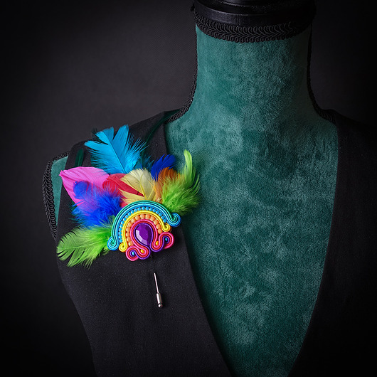 broszki Kolorowa broszka soutache z piórami