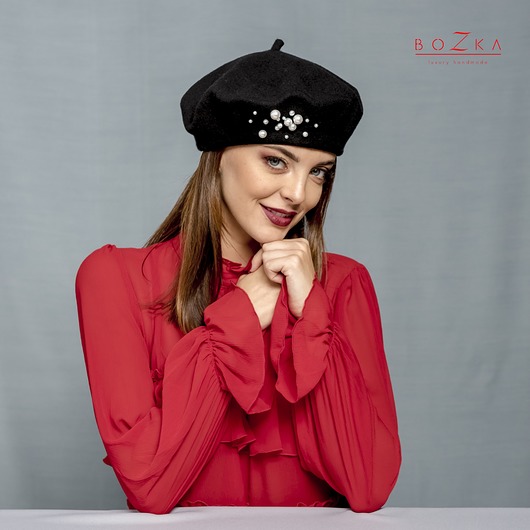 czapki damskie Czarny wełniany beret z perełkami.