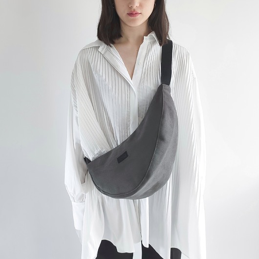 saszetka nerka Torebka BANANA BAG szara z czarnym paskiem