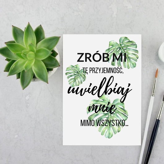 plakat z napisami UWIELBIAJ MNIE MIMO WSZYSTKO Plakatowka