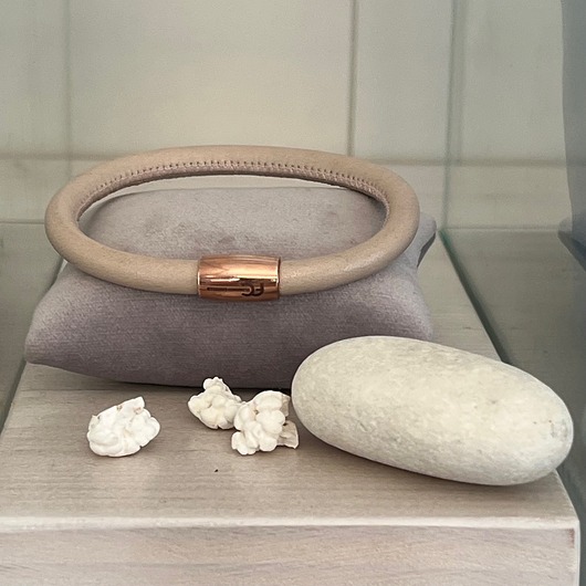 bransoletki skórzane Bransoletka damska ze skórki w kolorze ecru zapięcie na magnes