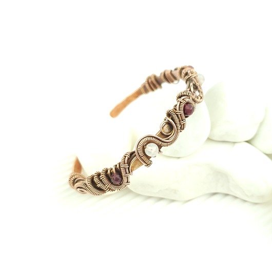 bransoletki wire wrapping Miedziana bransoleta mankietowa z rubinem i różowym kwarcem