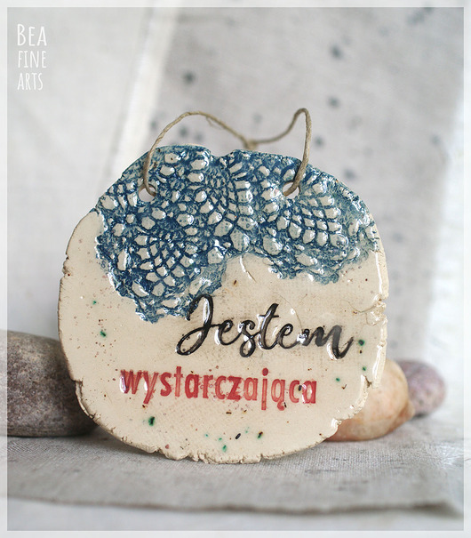 napisy dekoracyjne i tabliczki Jestem wystarczająca - dekor ceramiczny z afirmacją