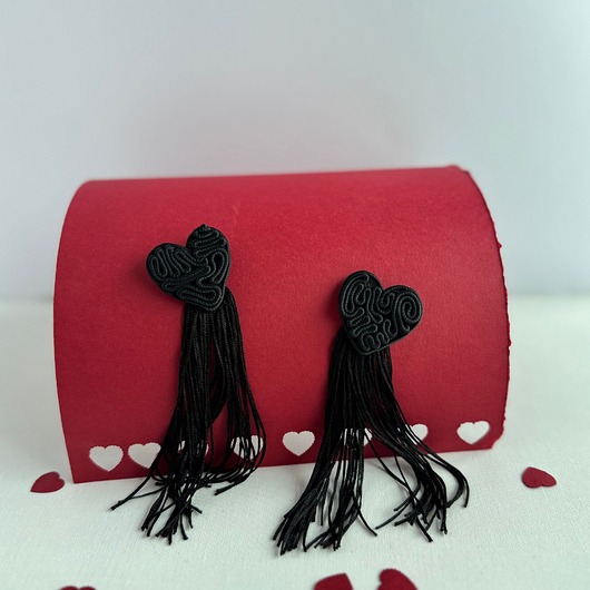 broszki Kolczyki serca czarne z chwostem