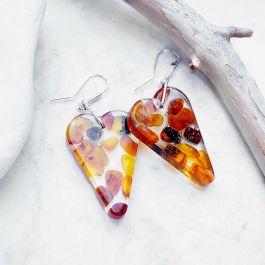 kolczyki z żywicy KOLCZYKI SERCA z bursztynem bałtyckimi w srebrze