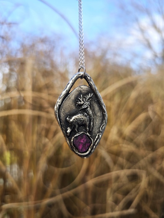 srebrne naszyjniki Srebrny naszyjnik z rubinem i jeleniem