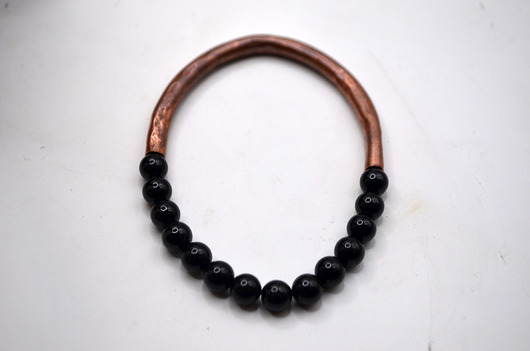 bransoletki - inne Bransoletka miedziana handmade z koralikami: turmalin