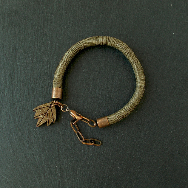 bransoletki drewniane Lniana bransoletka z liściem