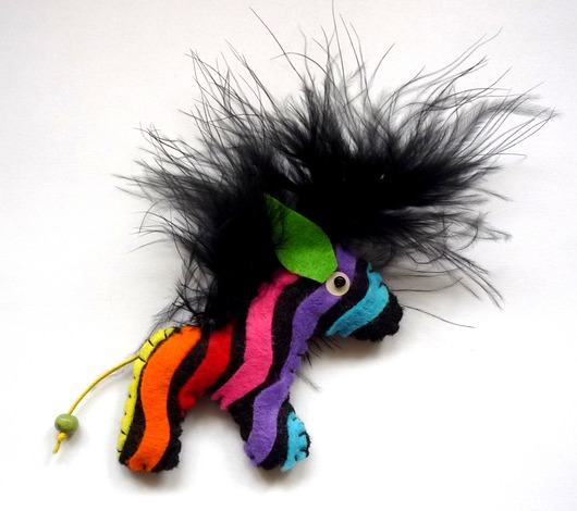 Tęczowa zebra - broszka z filcu TinyArt