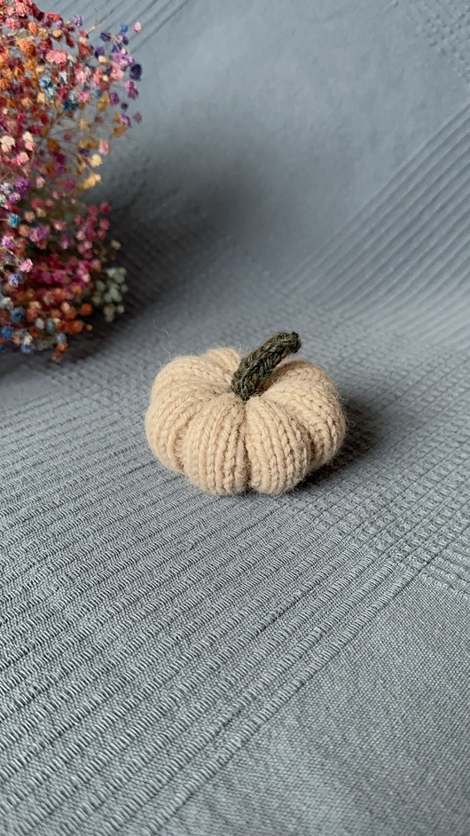 dodatki - różne Dynia ozdobna handmade, rozmiar S, beżowa z zielonym ogonkiem- 1 szt.