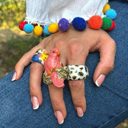 pierścionki - różne Porcelanowy pierścionek papuga różowa