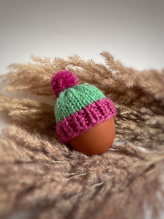 ozdoby wielkanocne Czapeczka z pomponem  na jajka wielkanocne  - 1 szt.