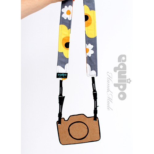 Camera Strap Flower on grey equipo