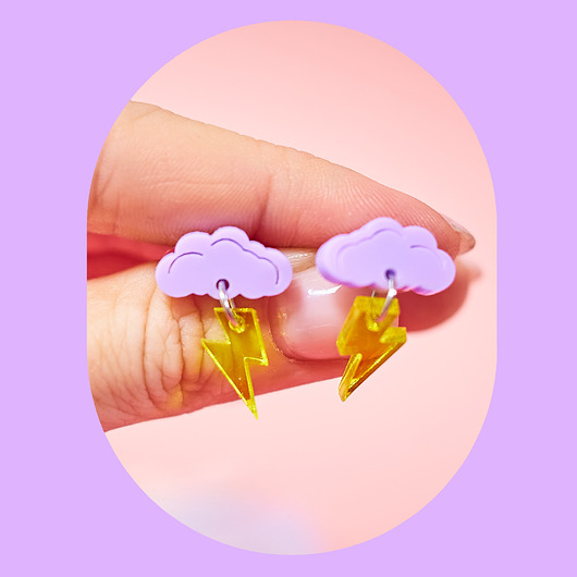 kolczyki szklane Kolczyki chmurki z błyskawicą - fioletowo-żółte