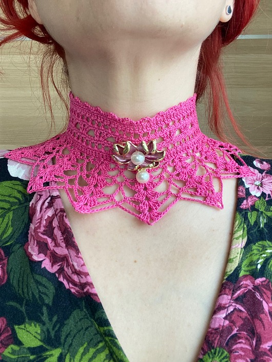 chokery Barbie pink fuksjowy koronkowy choker z broszą lotosem