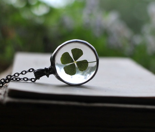 wisiory Okrągły naszyjnik z czterolistną koniczynką