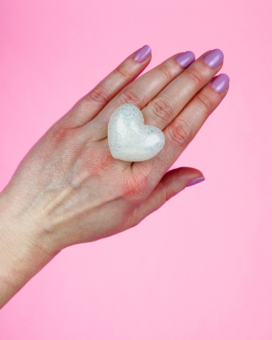 pierścionki - różne Pierścionek GIGA HEART mleczne konfetti