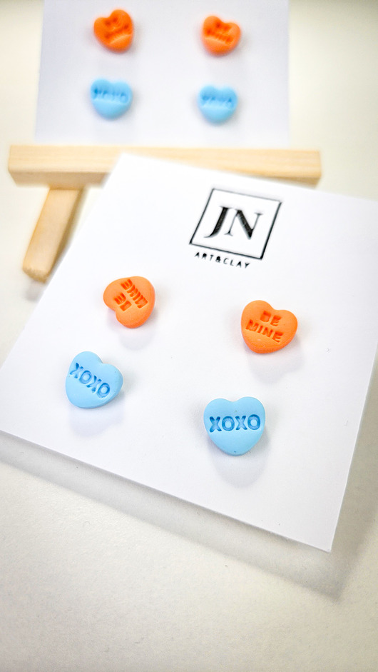 kolczyki z masy plastycznej Kolczyki serduszka z napisami zestaw 2 par